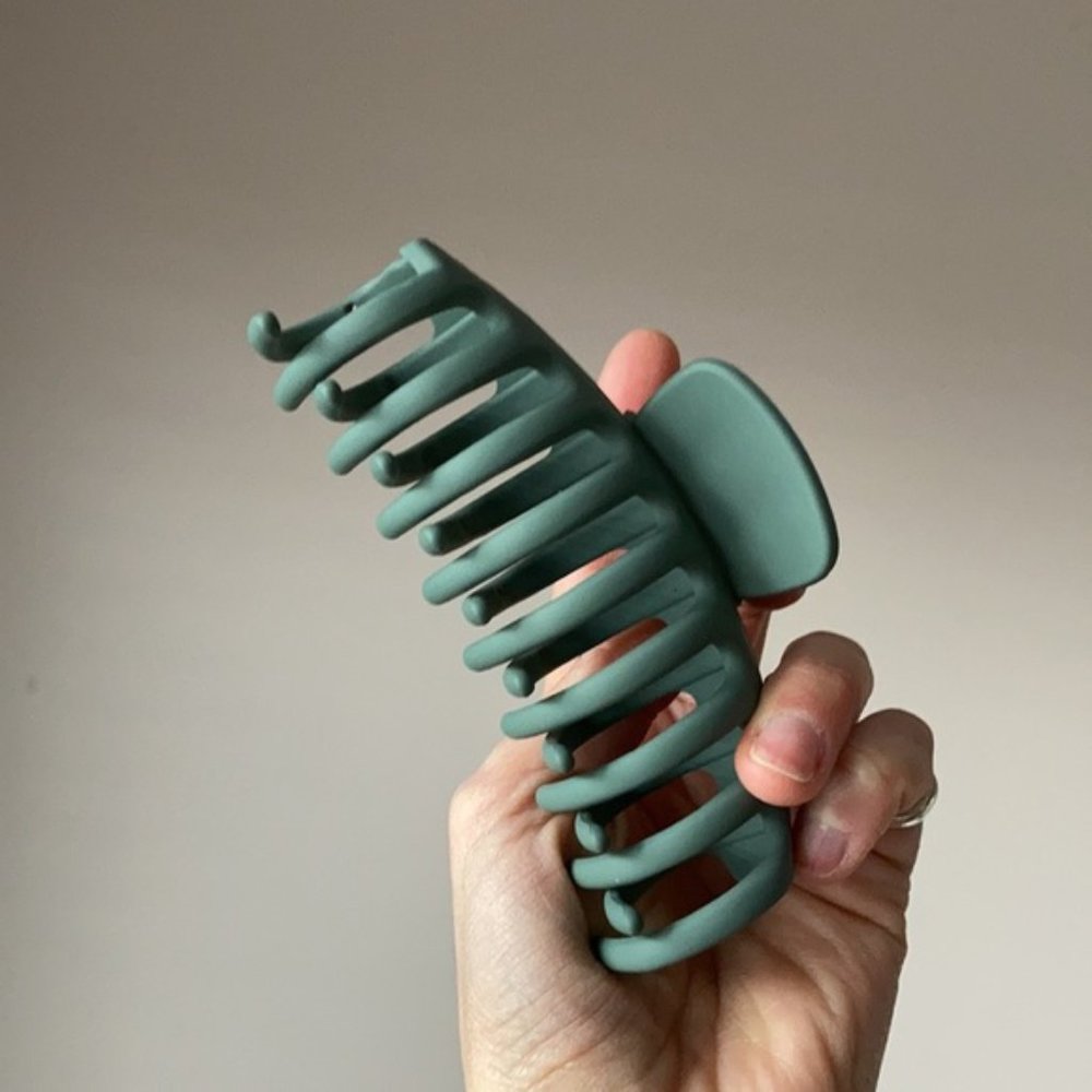 FREE Large claw clip - Picture 4 of 10